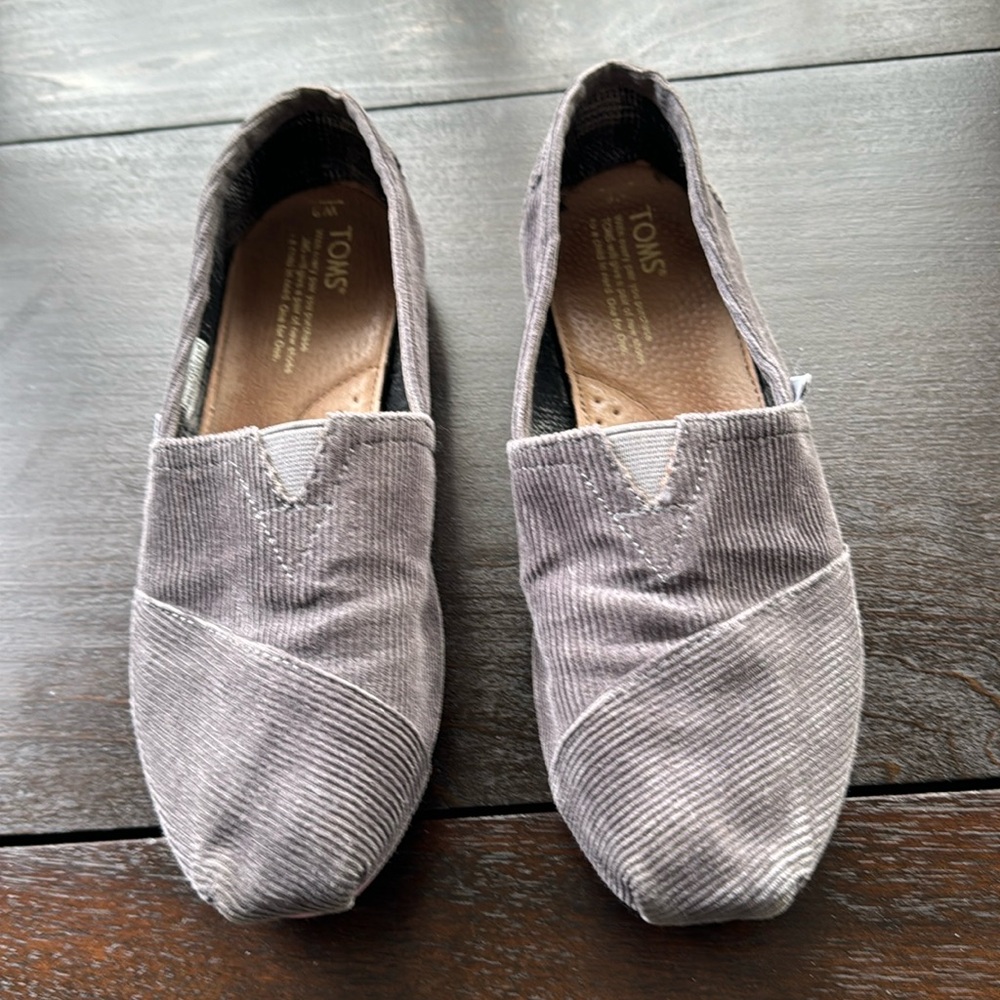 Tom’s Gray Corduroy Slip On Shoes. Size 8M. Great condition! Like new.